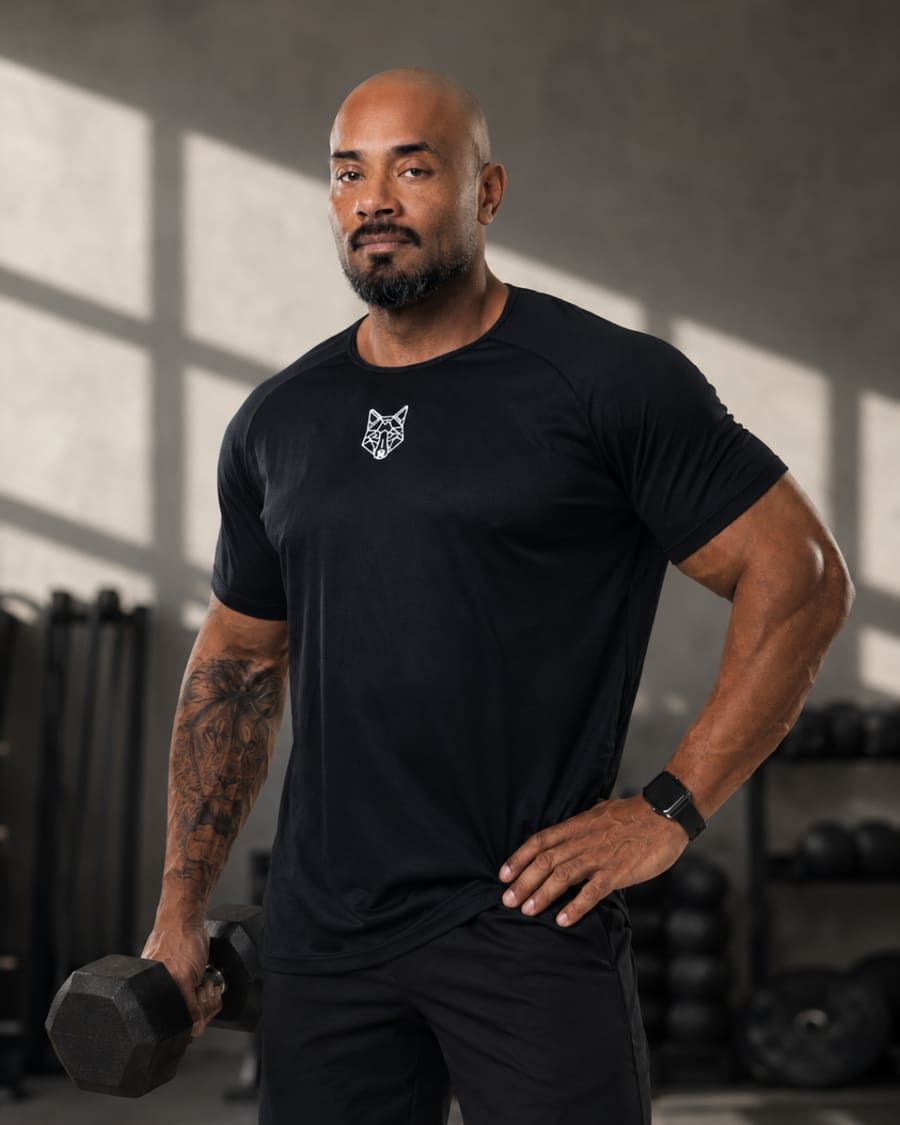 Projetado para a melhor performance. Esta camiseta possui modelagem raglan e é feita de tecido leve que absorve o suor.